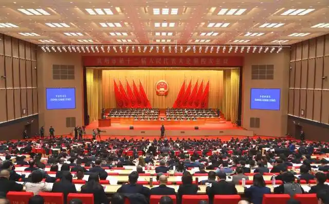 陳玉娟區(qū)長(zhǎng)：加速城區(qū)等地?zé)峁┡娲?打造地?zé)崮芤?guī)?；谜椿瘶影?地大熱能